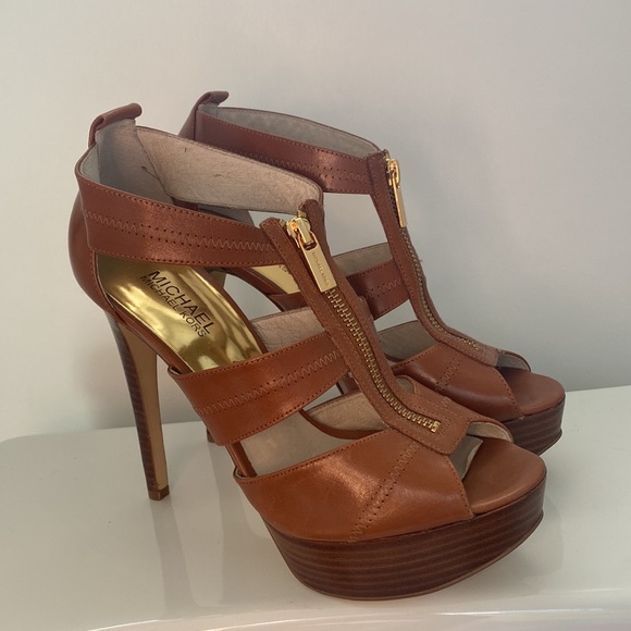 Designer Luxury Michael Kors high heels with functional zipper for easy on & off - Picture 3 of 4